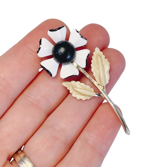 VTG 1960s Brooch Mod Enamel Flower Black White Mid Century Statement Pin - Picture 2 of 9